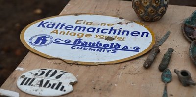 Eine Vase und ein Werbeschild einer Chemnitzer Kältemaschinen-Fabrik konnten von den Grabungsarbeitern relativ unbeschädigt geborgen werden. Sie haben jahrzehntelang in der Erde gelegen.
