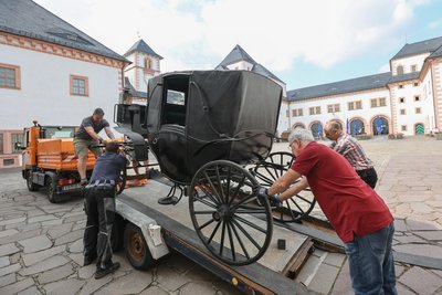 Im Juli 2022 wurden die letzten Kutschen aus dem Kutschenmuseum ins Depot transportiert.