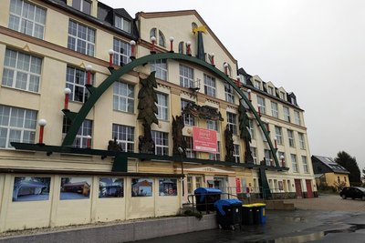 Das ist der fast 37 Meter breite Schwibbogen an der ehemaligen Esda-Fabrik.