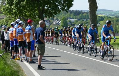 An der ersten Bergwertung nahe Waldkirchen feuerten Trainer Klaus Fischer und seine Schützlinge den Ex-Venusberger Moritz Kretschy an. 