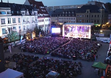 Nach zwei Jahren unter Coronabeschränkungen auf der Freilichtbühne kehrt "Classics unter Sternen" wieder auf den Hauptmarkt zurück. Diesmal allerdings ohne die Absperrzäune zu den Cafés. 