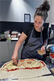 Statt mit Kürbiskernöl verfeinert Chefkoch Peter Petzel (o.) seine Kürbiscremesuppe mit Mehlwurm-Gremolata. In der Mitte Buffalowürmer und Heimchen, die eine Kursteilnehmerin als eiweißreichen Belag über den Pizzateig streut.