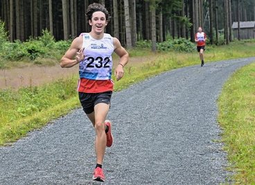 Kajo Klug vom Treuener LV hat beim Kirmeslauf in Grünbach in der männlichen Konkurrenz über die Fünf-Kilometer-Distanz gewonnen. Im Vergleich zu den Vorjahren konnte er sich dabei verbessern. 