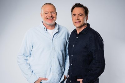 Stefan Raab (links) und Michael Bully Herbig bilden in einer neuen Live-Show ein Dreamteam und treten gegen einen Kandidaten an, der drei Mitbewerber besiegt hat. Elton führt als Spielleiter durch die Show, Frank Buschmann kommentiert die Battles. Die Kandidaten können 250.000 Euro gewinnen. Foto: RTL /Raab Entertainment/Bene Müller