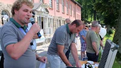 Seit fünf Jahren unterstützt Willy Pfau (links) Holger Drechsel als Co-Moderator beim Waldparkfest in Gornsdorf. In diesem Jahr hat er erstmals die Hauptarbeit am Mikrofon übernommen.