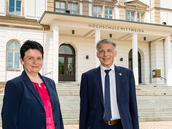 Von links: Iris Firmenich - Vorsitzende des Hochschulrates und Volker Tolkmitt - Neuer Rektor der Hochschule Mittweida