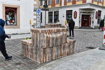 Am Eingang zum Christmarkt in Freiberg haben unbekannte Randalierer die Verkleidung der Betonsperren "ausgeleiert" und lädiert. 