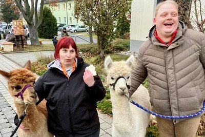 Patricia Günther und Mathias Lehmann wohnen wie 40 weitere behinderte Menschen im Heim der Diakonie in Bad Schlema. Sie alle erlebten eine tolle Adventsüberraschung - inklusive Alpaka-Besuch.