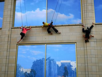 Auch die Compagnie Retouramont aus Frankreich - hier bei einem Tanz an der Fassade des Chemnitzer Einkaufszentrums Galerie Roter Turm bei einem der vergangenen Festivals - ist wieder bei "Tanz Moderne Tanz" dabei. 