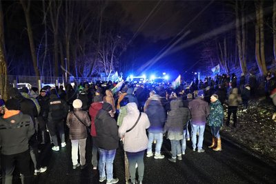 Der Protest verlief ohne größere Vorkommnisse, wobei die Stimmung aggressiv war. So sind Rufe wie „Haut ab“ und „Lügenpack“ zu hören gewesen.