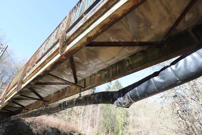 Unter der gesperrten Muldebrücke verläuft die Wasserleitung, die auch das Schwarze Haus versorgt.