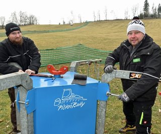 Unbeirrt von der ungewissen Lage, haben die Falkenauer Skifreunde begonnen, eine Wintersportsaison vorzubereiten. André Berger (l.) und Tom Klädtke präparieren ein Skikarussell für das Training für Skianfänger. 