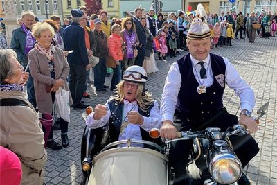 Dienstfahrt eines Bürgermeisters im Jahr 2022. Volker Bachmann, chauffiert von ICV-Vize-Präsident Michael Zisowsky auf einer ES 250 mit Seitenwagen.