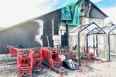 Nach dem Feuer: 39 Einkaufswagen, Unterstände, Teile von Fassade und Dach haben die Flammen am Silvestertag in Bockau vernichtet.