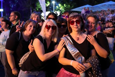 Katja Raider (mit Krönchen) feierte auf der Waldbühne in Schwarzenberg ihren Junggesellinnenabschied.
