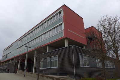 Das Berufliche Schulzentrum an der Dr.-Bernstein-Straße 1 lädt zum Tag der offenen Tür ein.