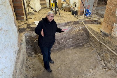 Dr. Christiane Hemker, damals Referatsleiterin Südwestsachsen beim Landesamt für Archäologie, zeigte Ausgrabungsstellen.