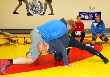 Die Werdauer Landesliga-Ringer haben sich am Wochenende gezielt auf den Saisonstart vorbereitet. Das Foto zeigt Dominik Klann (oben) und Rückkehrer Markus Weiß bei einem Trainingskampf. 