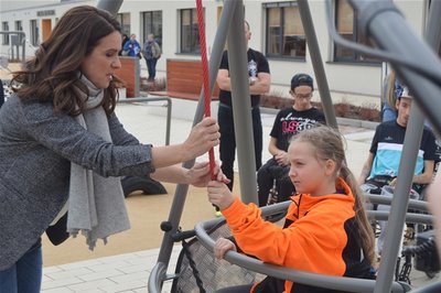 Die Anschaffung der Rollstuhlschaukel hat die Katarina-Witt-Stiftung maßgeblich unterstützt. Gestern schaute sich die ehemalige Eiskunstläuferin das Spielgerät erstmals an. Und half Kathleen Weizel beim Schaukeln.