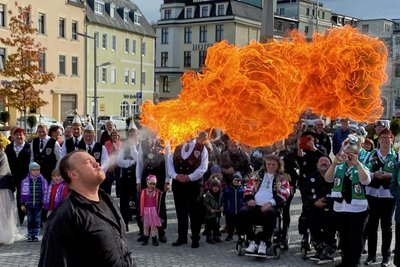 Feuerspucker Tobias Schürer begeisterte mit seiner Show.