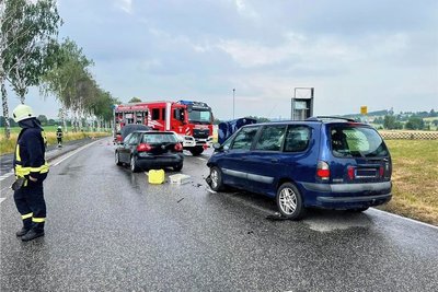 Am Vormittag des 17. Juni war in Altgeringswalde ein Pkw Renault auf das Heck eines VW Golf geprallt.