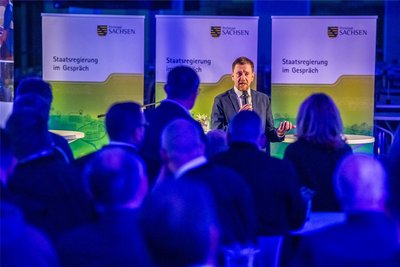 Sachsens Ministerpräsident Michael Kretschmer (CDU) beim Treffen im Erzgebirgsstadion.
