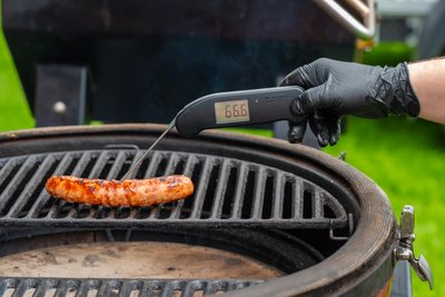 Weil es nicht wurst ist: Hier präsentiert ein Fleischsommelier aus Eppendorf eine perfekt gebratene Schweinsbratwurst.