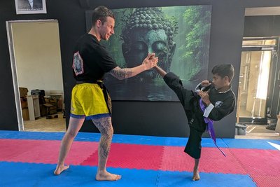 Abhee trainiert mit Marcus Kuckenburg die Abläufe. Die Sportakademie Freiberg öffnet nach Wiederaufbau und Umzug an die Zuger Straße am 1. Mai für Fans von Kung Fu, Kickboxen und Calisthenic.