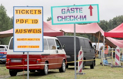 Festivalbesuch mit dem Auto – klingt nach Freiheit, braucht aber Planung: Mit diesen Tipps kommt man entspannter hin (und wieder weg).