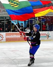 Eine enge Kiste war das Finalspiel in Berlin. Doch Routinier Petr Kukla, hier im Wolfsbau mit der Fanfahne, und seine Mitspieler sicherten am Ende den Titel. 