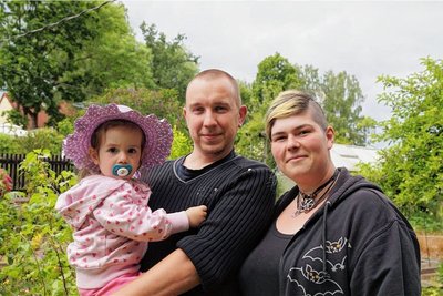Michael Schubert und Anne Modrack mit ihrer zweijährigen Tochter in der Anlage „Am Goethehain“ in Mittweida.