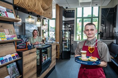 Tim Kunze (r.) arbeitet im Café Jens im Bahnhofsgebäude in Mittweida, Anja Krenkel (l.) betreibt das Café mit ihrem Mann Ingo Krenkel.