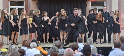 Drei Tage gastierte das Musical-Studio W.M. über das Wochenende zur Veranstaltung Kulturerwachen in Schloss Wolkenburg. Bei einem Solo wurde Sänger Oliver Gehmlich vom Ensemble unterstützt. 