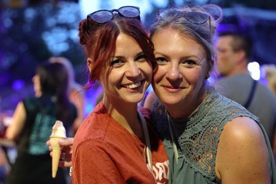 Marie-Therese Bias (links) und Stephanie Martin feierten auf der Waldbühne mit.