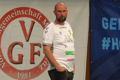 Seine Miene wird immer sorgenvoller: Das Team von VSV-Trainer Alexander Krug ist noch ohne Punkt