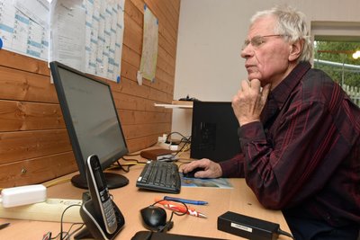Der Lichtenwalder Hans-Holger Anger schreibt ein Manuskript für ein Büchlein zur Familiengeschichte.