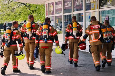 Sportliche Plauener Feuerwehrmänner auf dem Weg zum Wettkampf.