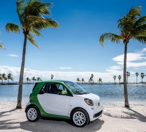 Ein Smart Electric Drive unter der amerikanischen Sonne. Dort wird das leise Fahrzeug zur Sicherheit mit einem Soundgenerator ausgeliefert, damit man ihn besser hört. Hierzulande gibt es den Generator mit Aufpreis.