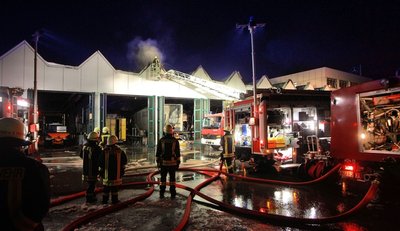 Nur durch ein Großaufgebot mehrerer Feuerwehren konnte am Samstagabend der Brand in der Reparaturwerkstatt des Mercedes-Autohauses Oppel auf der Damaschkestraße unter Kontrolle gebracht werden.