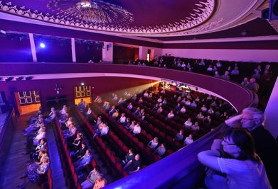 In Pandemiezeiten darf das Glauchauer Stadttheater, wie hie beim Benefizkonzert des Studios W. M., nur halb gefüllt werden. 
