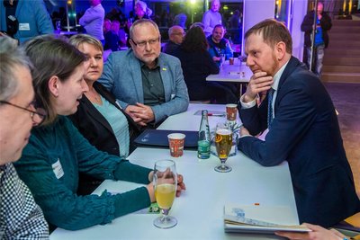Michael Kretschmer setzte sich zu den geladenen Gästen an die Tische und redete mit ihnen über die Anliegen.