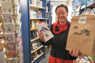 Die Wundertüte gibt es bei Heike Wenige im Taschenbuchladen am Freitagabend zu kaufen - und jede Menge Bücher für die Damen.