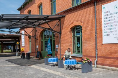 Es gibt auch einen Außensitz vor dem Bahnhof.