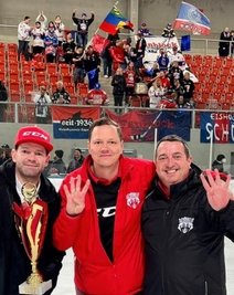 Der vierte Pott: Teamleiter Oliver Granert, Trainer Sven Schröder und Vereinssprecher Markus Gläß (v. l.) jubeln - wie die mitgereisten Fans auf der Tribüne. 