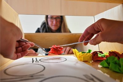 Bianka Hammer sieht alles nur gespiegelt: Mit Messer und Gabel über dem Teller zu essen, wird da zum unlösbaren Geduldspiel. 