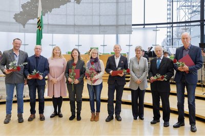 Zu den Ausgezeichneten im Landtag zählte Stefan Walther (2.v.l.), Ortswegewart von Wechselburg. Sozialministerin Petra Köpping (3.v.l.) ehrte zahlreiche Sachsen für ihr Engagement.