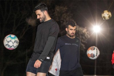 Muhamad Osman Naji (links) zeigt sich dankbar für die sportliche Gemeinschaft beim ESV Lok Plauen. Sein größtes Vorbild? Cristiano Ronaldo!