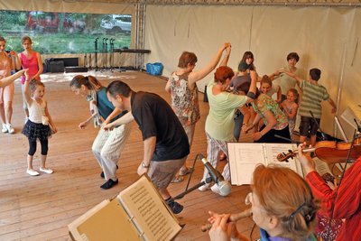 Groß und Klein können am 20. Juni zum Musikschulfest in Werdau gemeinsam tanzen.