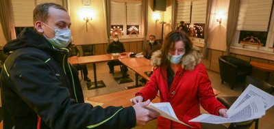 Sebastian Hacker und Beatrice Eichhof mit den rund 200 Unterschriften gegen das geplante Gewerbegebiet in Wittgensdorf, die sie in einer Siedlung an der Oberen Hauptstraße gesammelt haben. Sie fürchten vor allem Lärm in den Nachtstunden. 