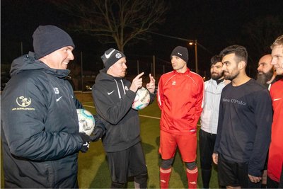 Spielertrainer Jens Antelmann (Zweiter von links, neben Ronny Wissing) erklärt hier eine Übung beim ersten Training im neuen Jahr.
